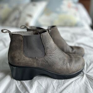 Alegria grey leather Chelsea boots with zipper.